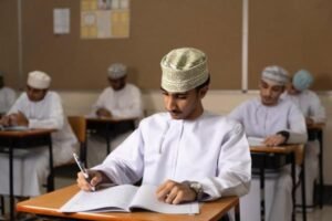 "انهيارات نفسية" بين طلبة دبلوم التعليم العام بسبب امتحان الرياضيات.. وأولياء أمور: الأسئلة تحتاج إلى "فك شفرة"