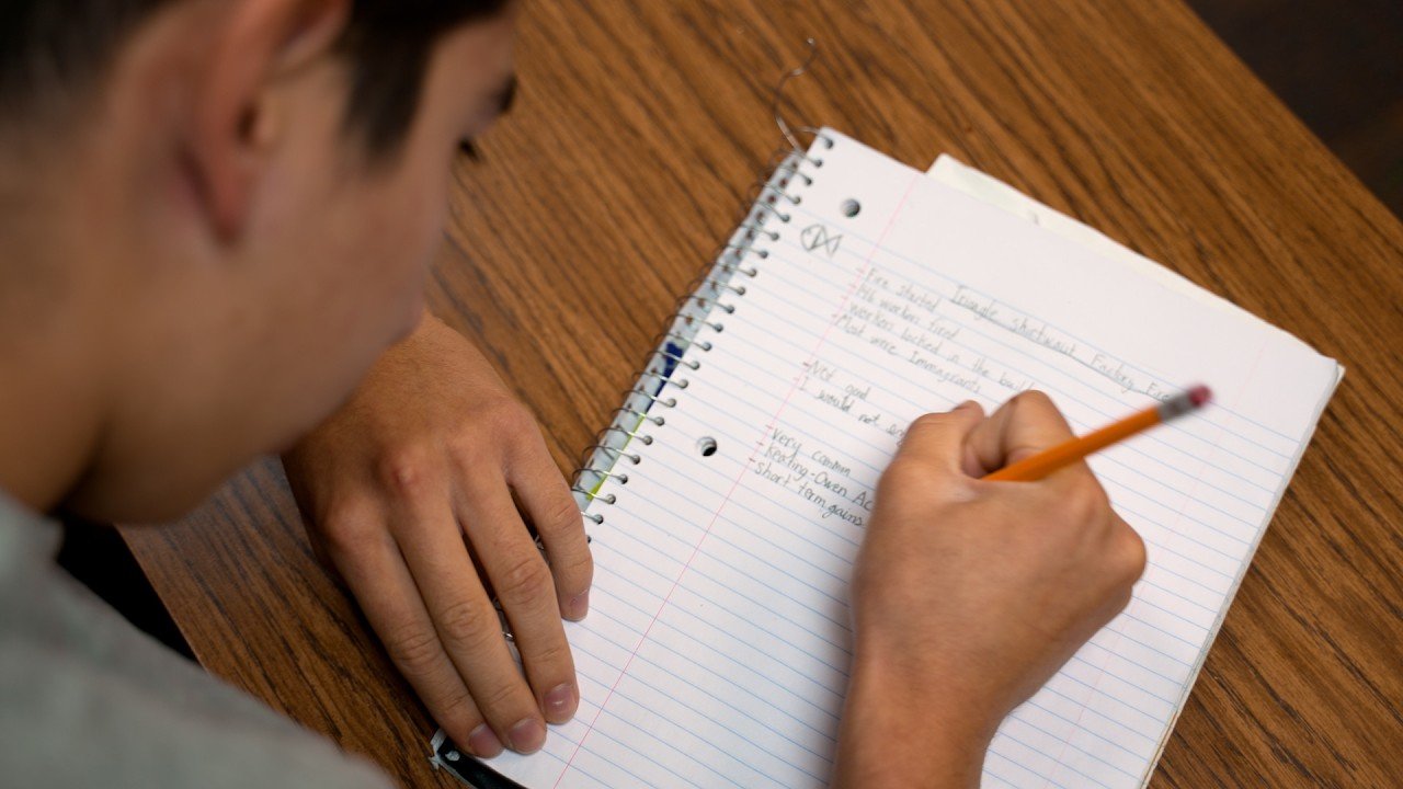 تمكين الطلاب من تدوين أفكارهم وملاحظاتهم بخط اليد يُرسخ المعلومات&hellip;