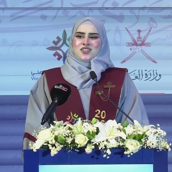 الاحتفال بتخريج الدفعة التاسعة من طلبة الكلية المهنية بصلالة