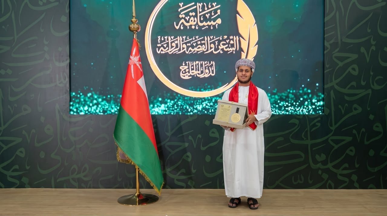 طالب عماني يتوج بالجائزة الذهبية في مسابقة “الشعر والقصة والرواية” بالشارقة