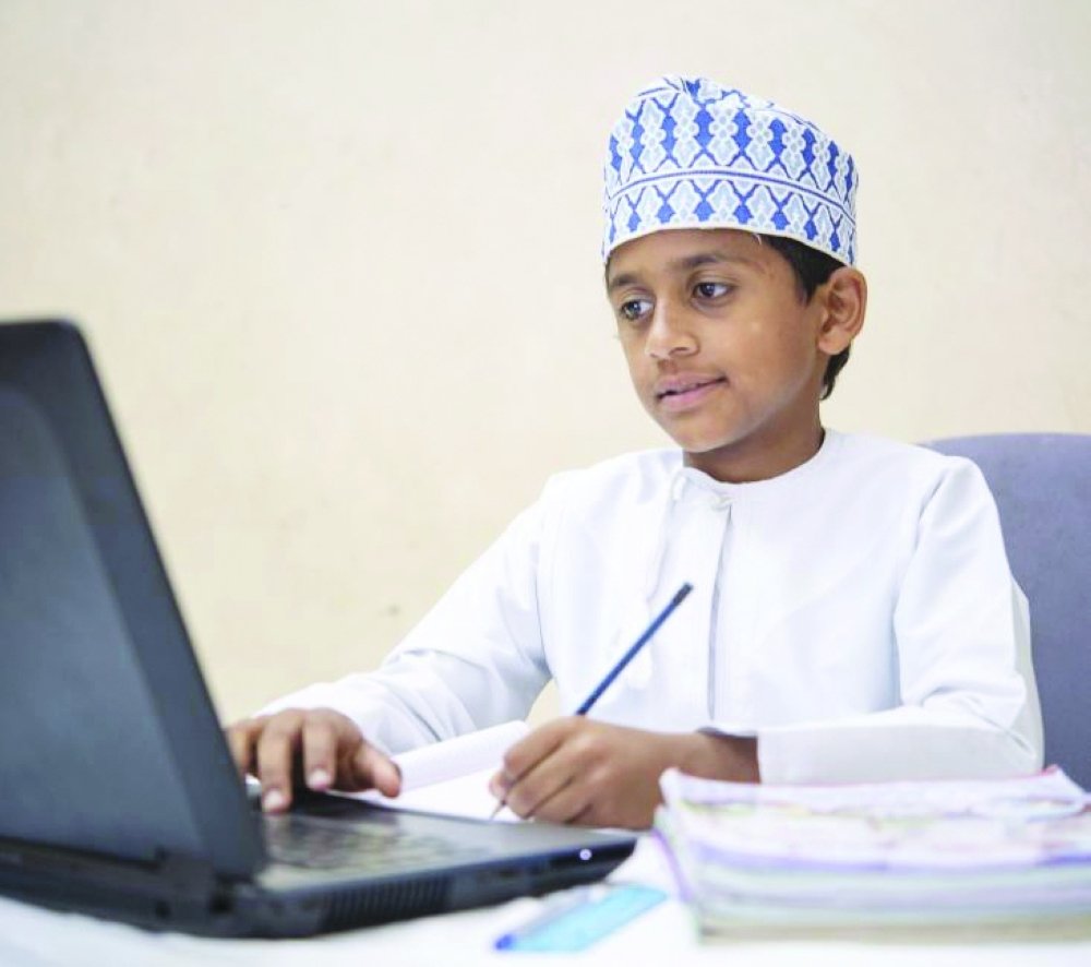 الدروس الخصوصية والمنصات التعليمية .. بدائل تبحث عنها الأسر لتعزيز تحصيل أبنائها