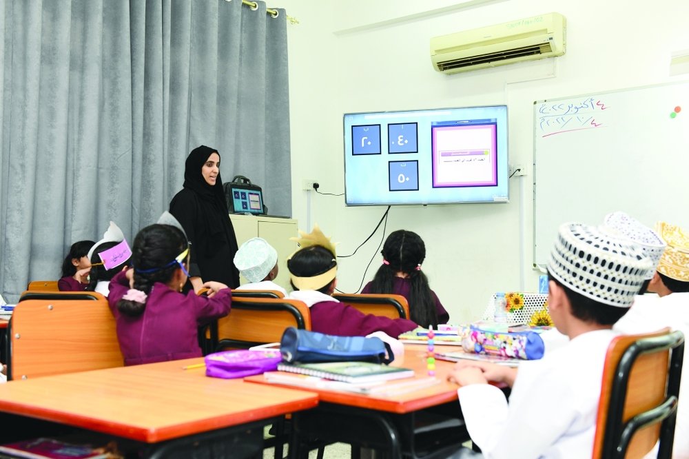 تربويون: التكامل بين الورقي والمنصات التعليمية يعزز الفهم وينمي مهارات التعلم الذاتي